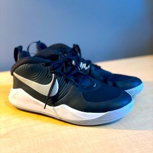 Nike Unisex Team Hustle Basketball Shoe 5.5Y Big Kid